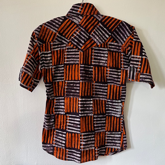 Ghanaian Men’s Hand-Dyed Kitenge Cross Hatch Pattern Button Up Shirt - Picture 2 of 5